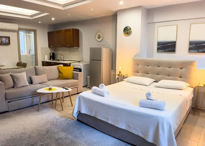 Glamorous & Spacious Renovated Apartment, Syntagma, Dt Athens