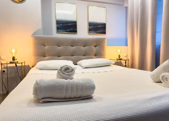 Glamorous & Spacious Renovated Apartment, Syntagma, Dt Athens