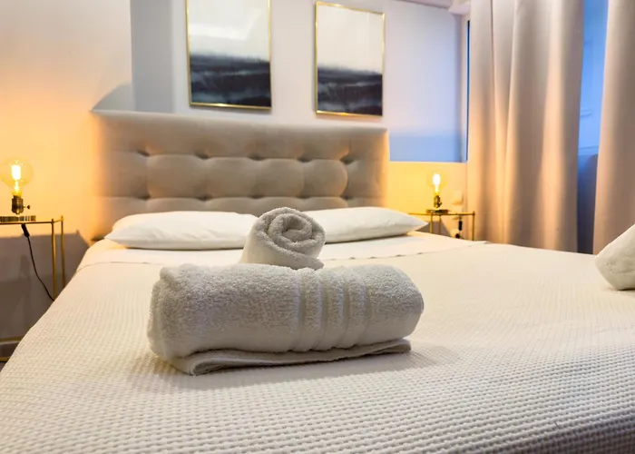 Glamorous & Spacious Renovated Apartment, Syntagma, Dt Athens